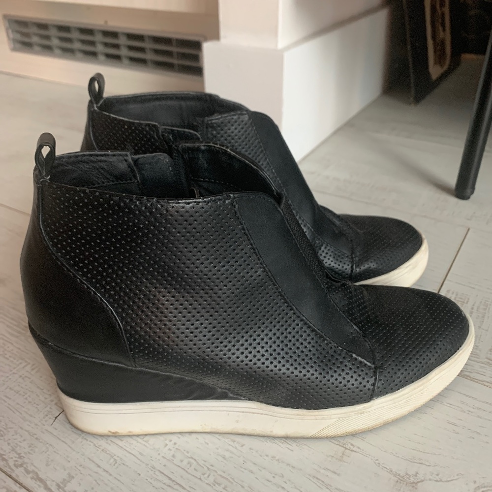 Mia: Black leather